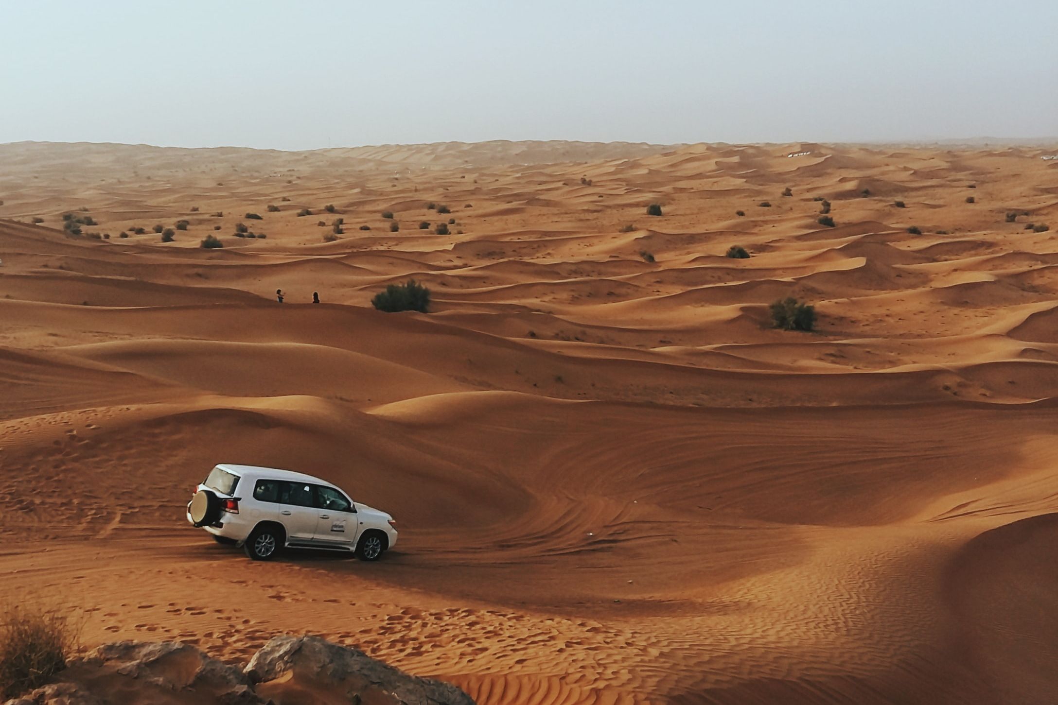 Auto fahren in der Wüste Dubai